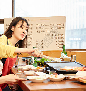韩国烤肉店朋友女士流行的韩国女孩旅行韩国食品背景