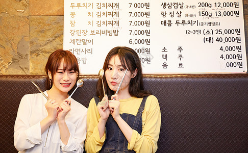 好朋友室内烤肉店韩国女孩旅行韩国食品背景图片