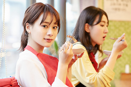 商店二十多岁韩国人韩国女孩旅行韩国食品背景图片