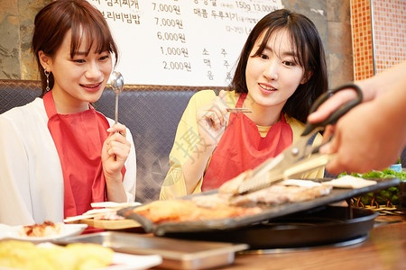 双人女明洞韩国女孩旅行韩国食品图片