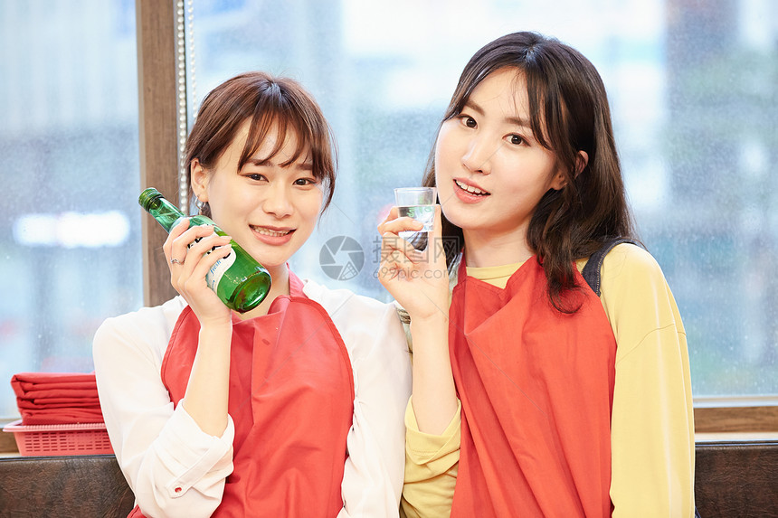韩国菜朋友可爱韩国女孩旅行韩国食品图片