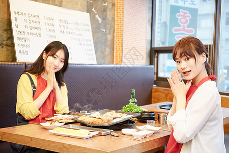 二十几岁减肥微笑韩国女孩旅行韩国食品背景图片