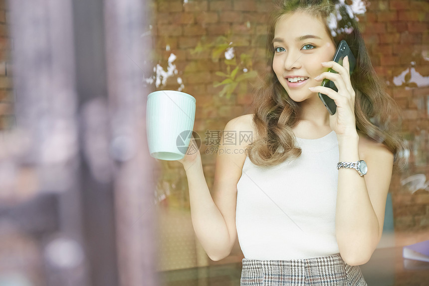 接听电话微信的年轻女子图片