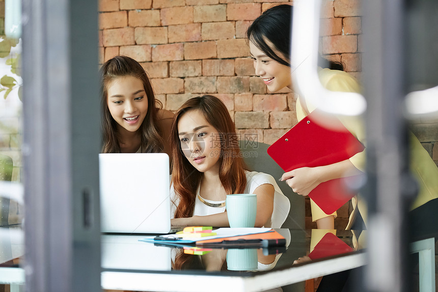 女商人开团队会议交流图片