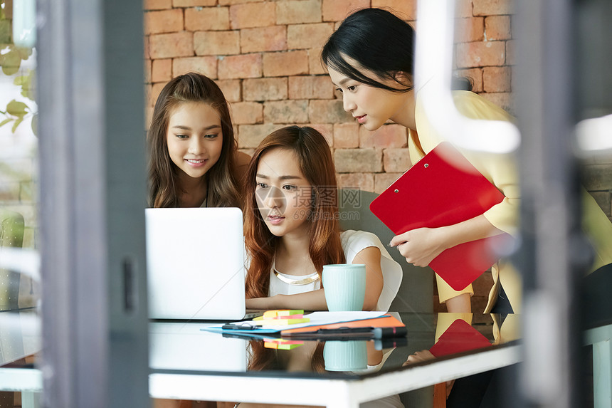 女商人在团队会议上交流图片