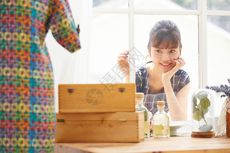 青年女大学生商品女人购物享受图片