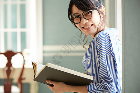 青春日照学生女生活方式放松图片