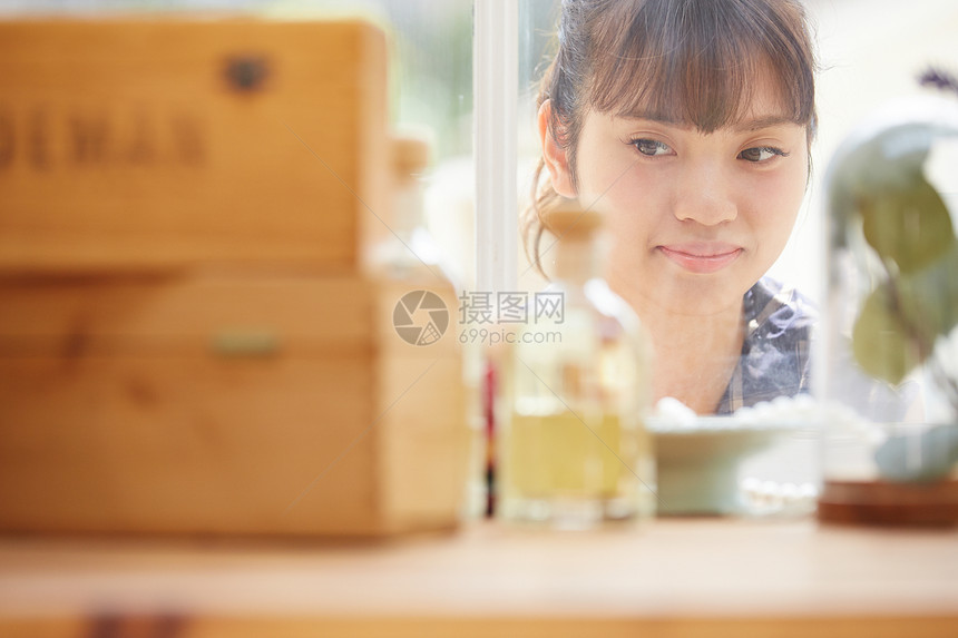 年轻女子看着橱窗里的商品图片