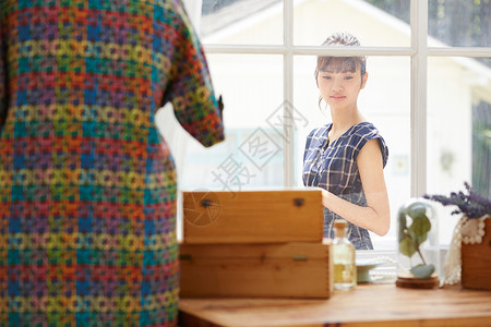 户外购物的年轻女子背景图片