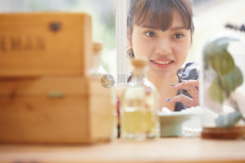 商店准备购物的女孩图片