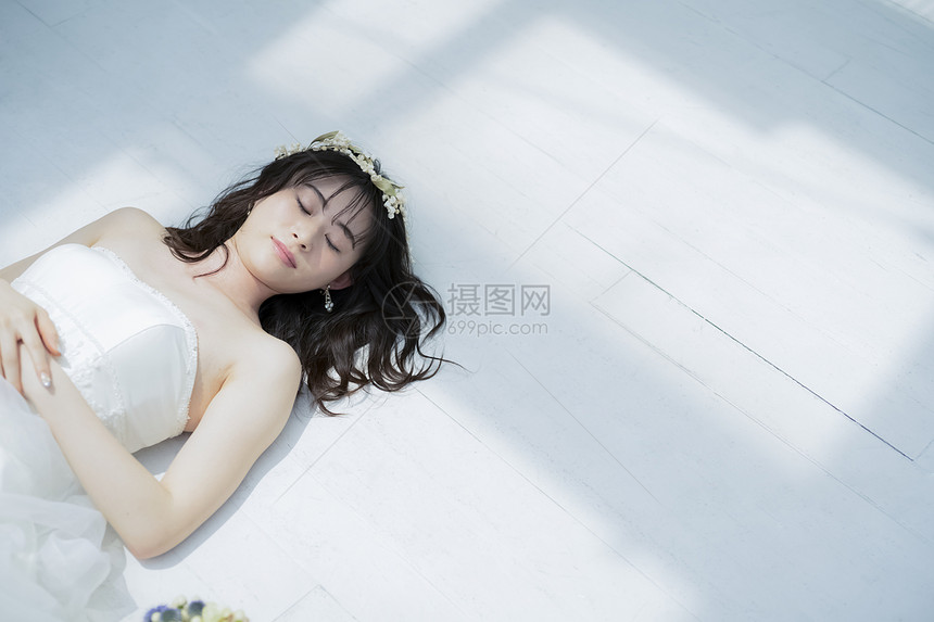躺在地板上微笑的新娘图片