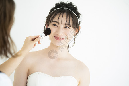 年轻新娘化妆图片