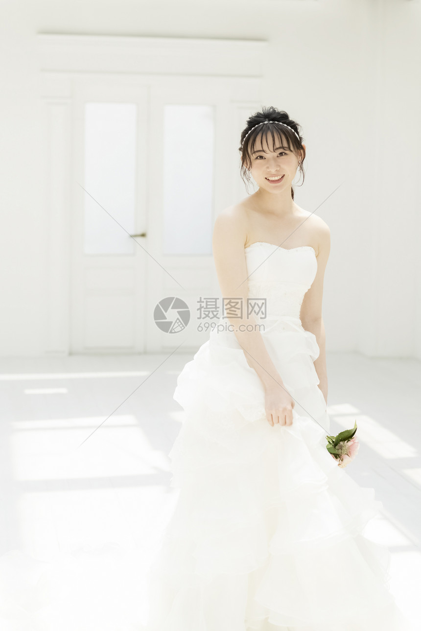 穿着洁白长裙微笑的新娘图片