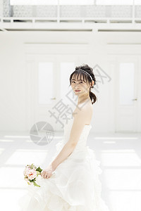穿着婚纱转身微笑的新娘图片