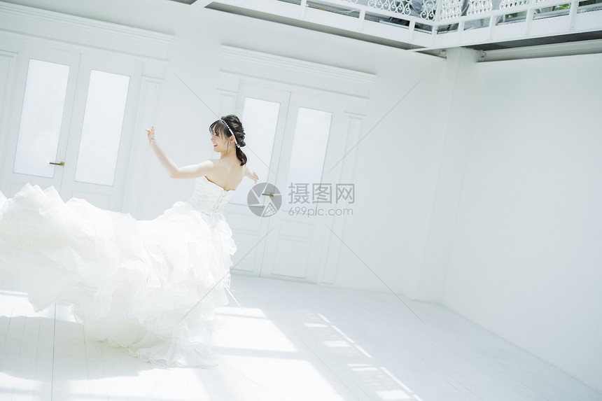 新娘穿着纯白的婚纱翩翩起舞图片