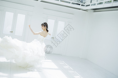 新娘穿着纯白的婚纱翩翩起舞背景图片