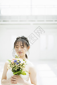 低头看着手捧花的新娘图片