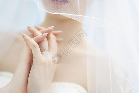 双手祈祷的新娘特写图片