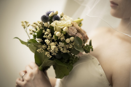 拿着手捧花的新娘特写图片