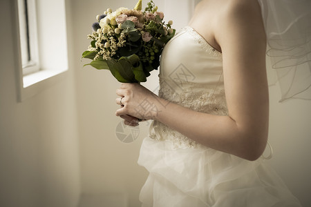 手拿捧花的新娘特写图片