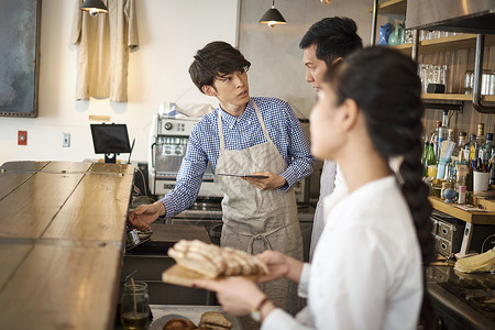 咖啡店店长给员工分配工作高清图片