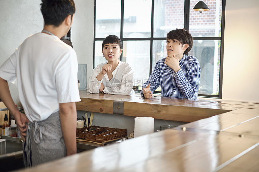 室内约会的年轻情侣图片