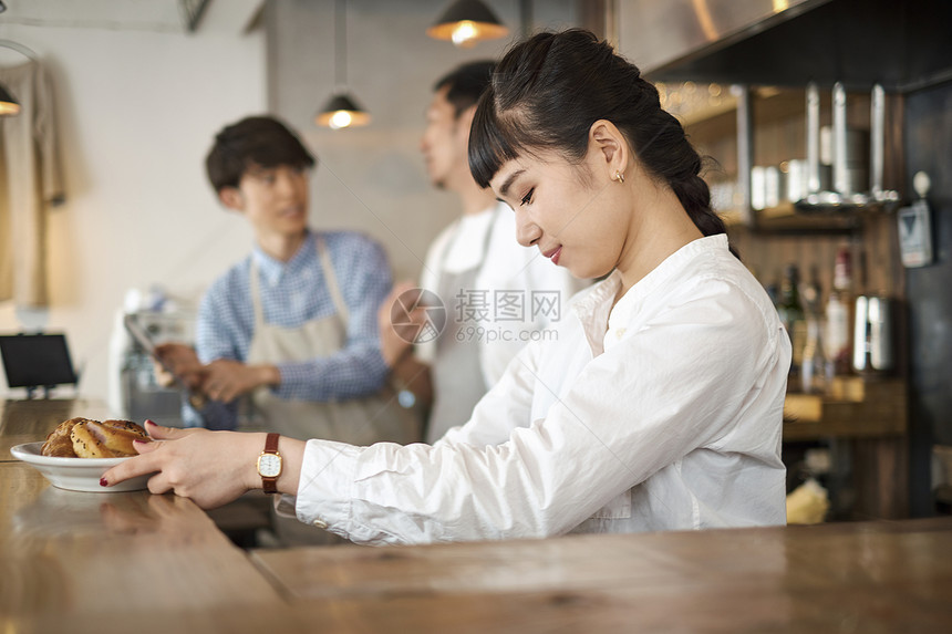 在一家咖啡馆工作的女孩图片