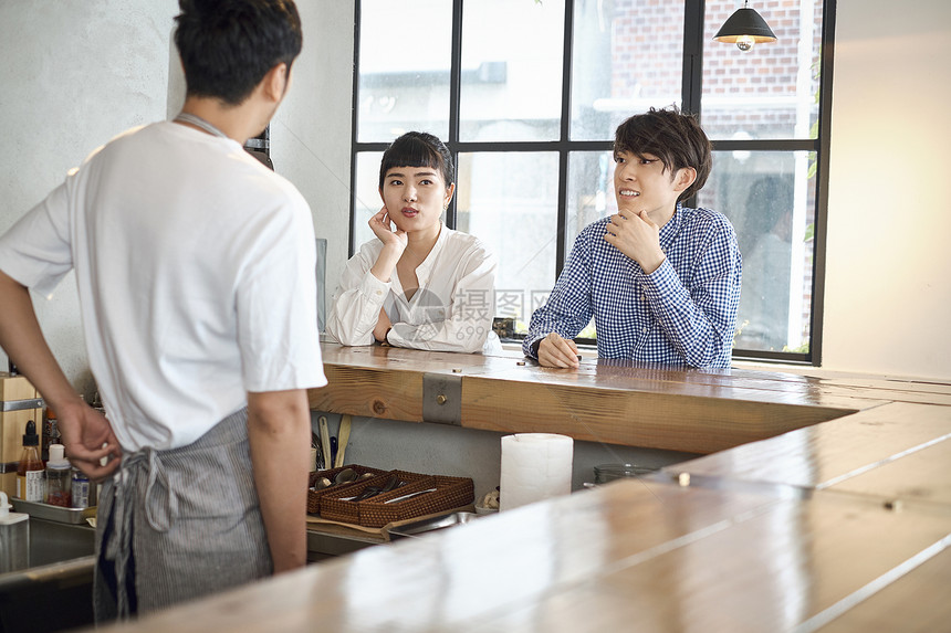 室内约会的年轻情侣图片