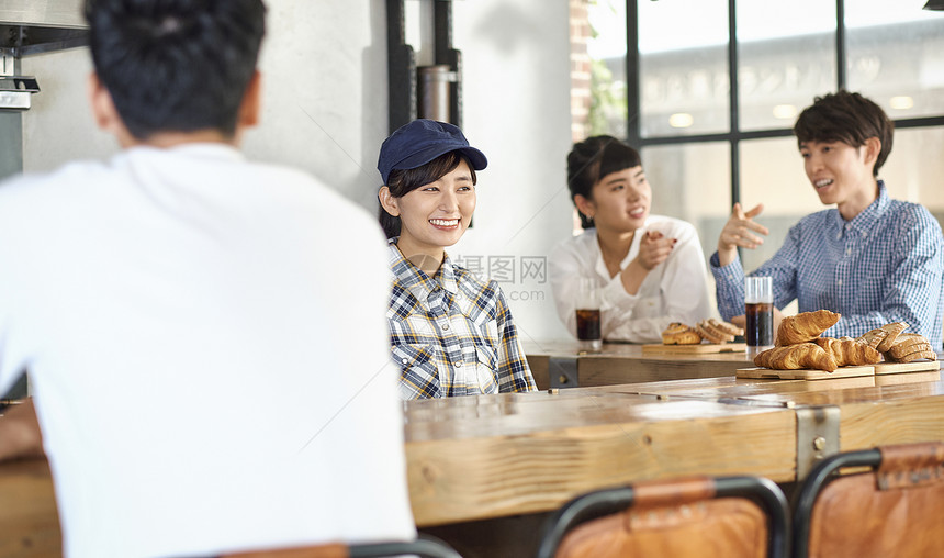 微笑服务顾客的咖啡店店员图片