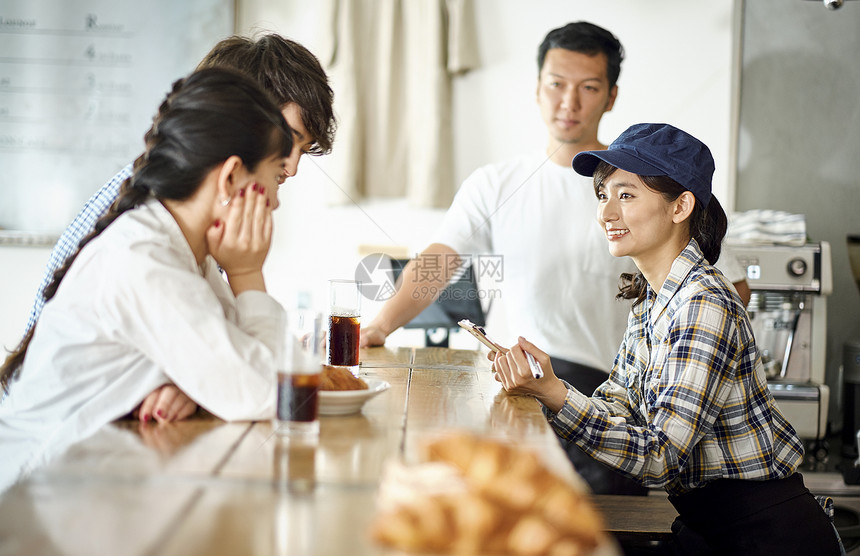 室内约会的年轻情侣图片