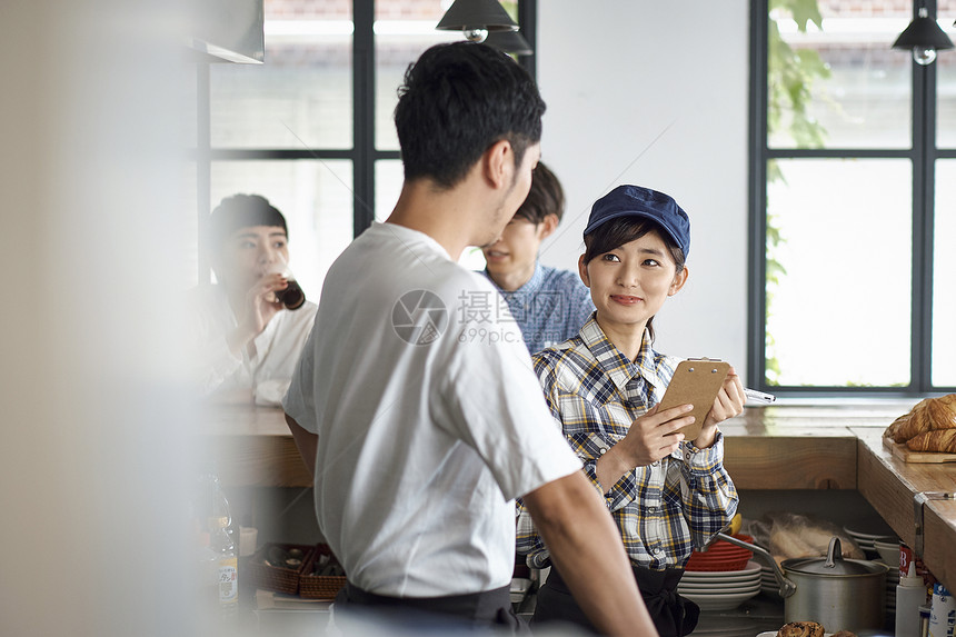 咖啡店里正在工作的店员图片