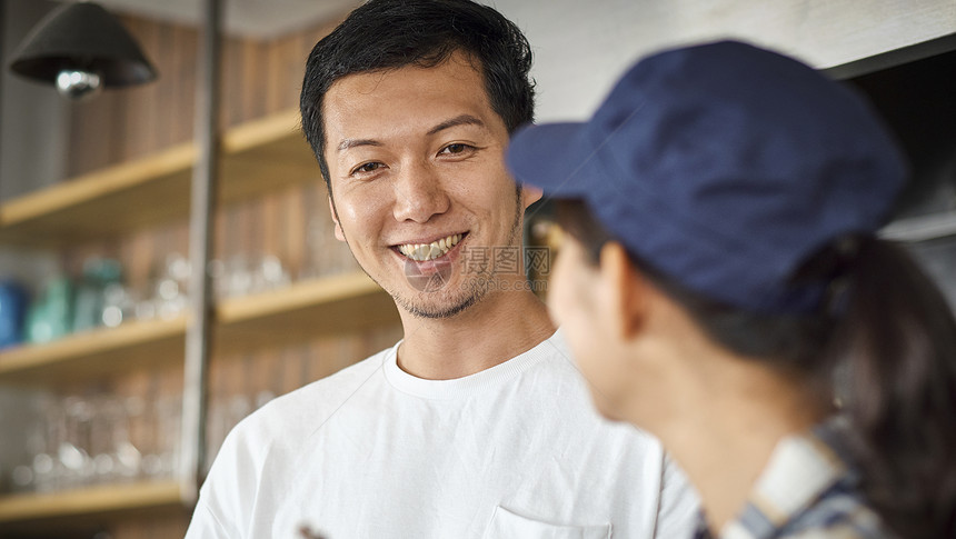 室内约会的年轻情侣图片