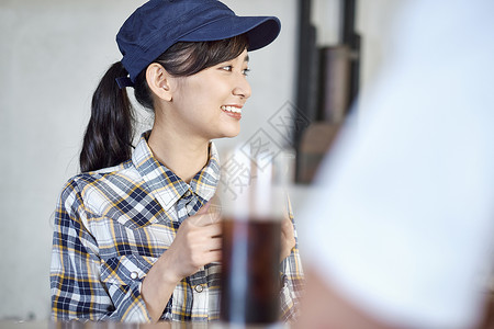 在热情接待客人的咖啡店店员图片