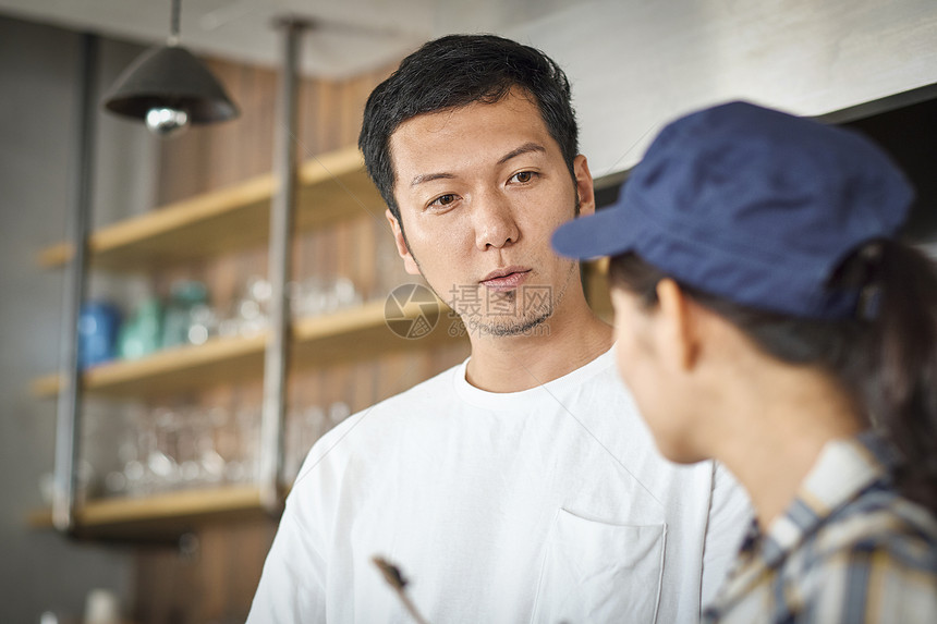 咖啡店里的老板在和店员交流图片