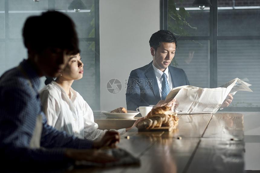 商务人士在咖啡店里面图片