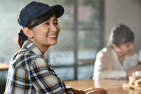 在咖啡馆工作的女子背景图片