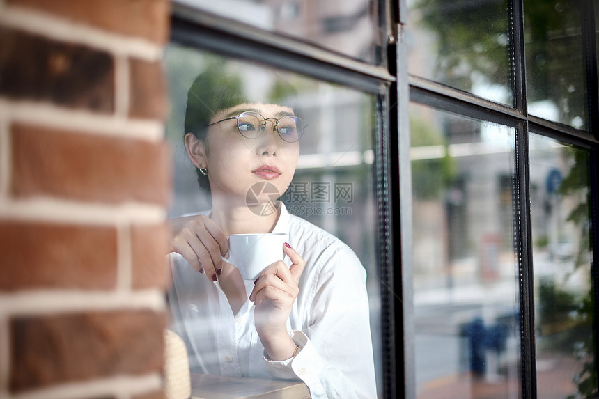 在咖啡馆休息的女人图片