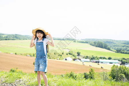 田地戴着草帽的小女孩图片