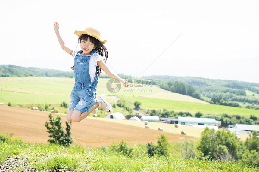 原野夏天室外北海道景观和女孩图片