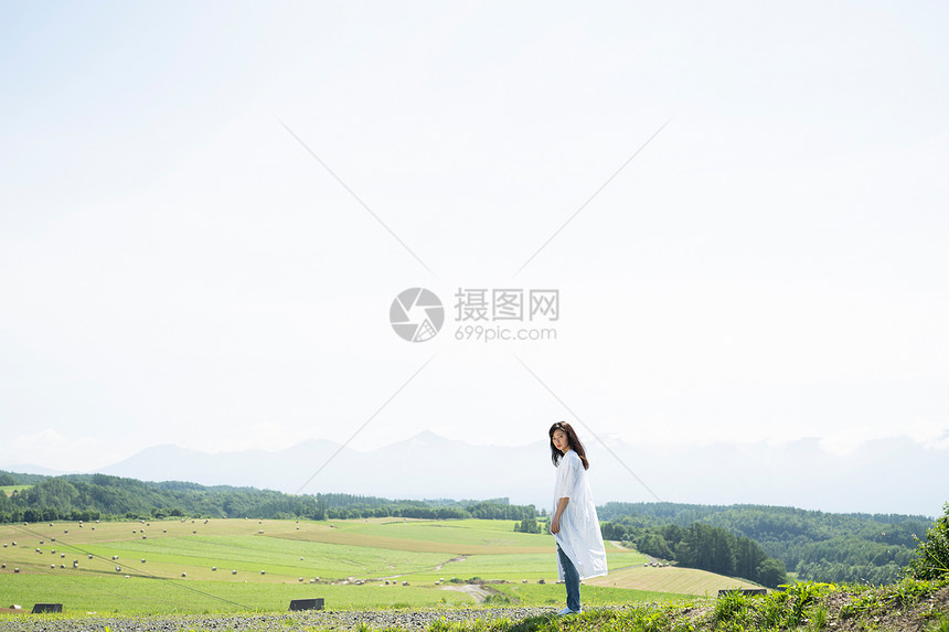 空白部分游览田地北海道景观和女图片