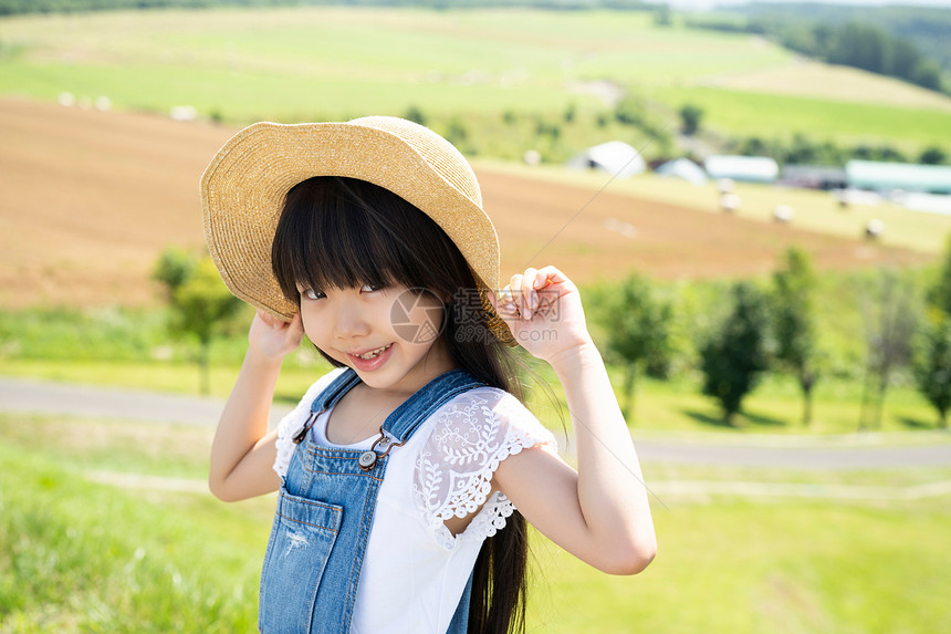 家庭旅行游览漂亮北海道景观和女孩图片