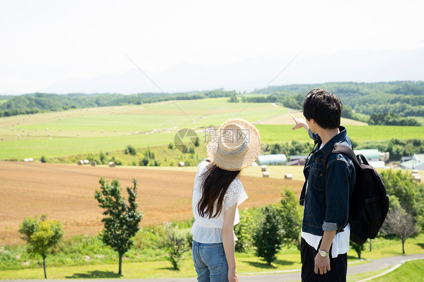 情侣指点青年北海道景观和夫妇图片