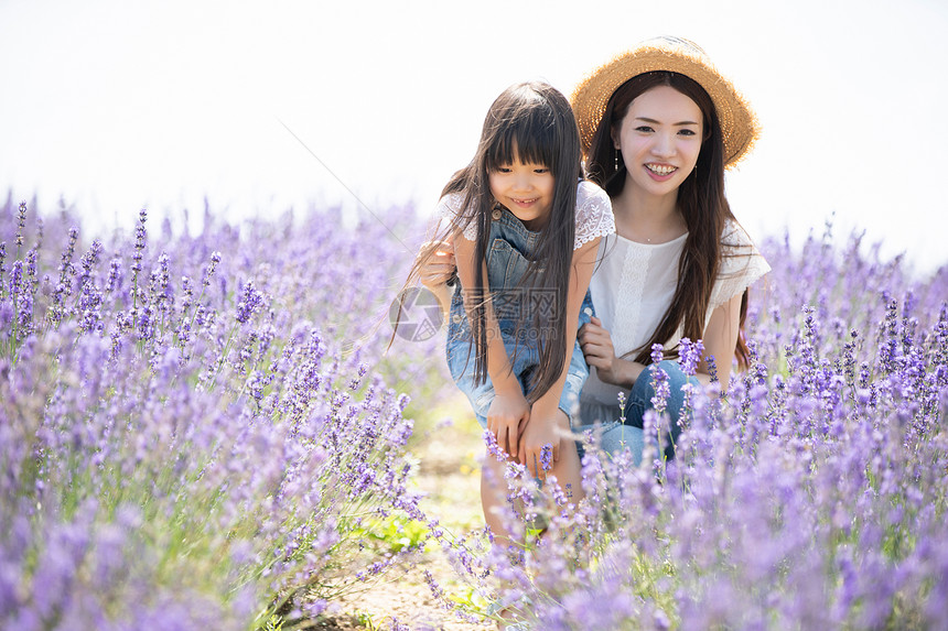 花田里开心的母女图片