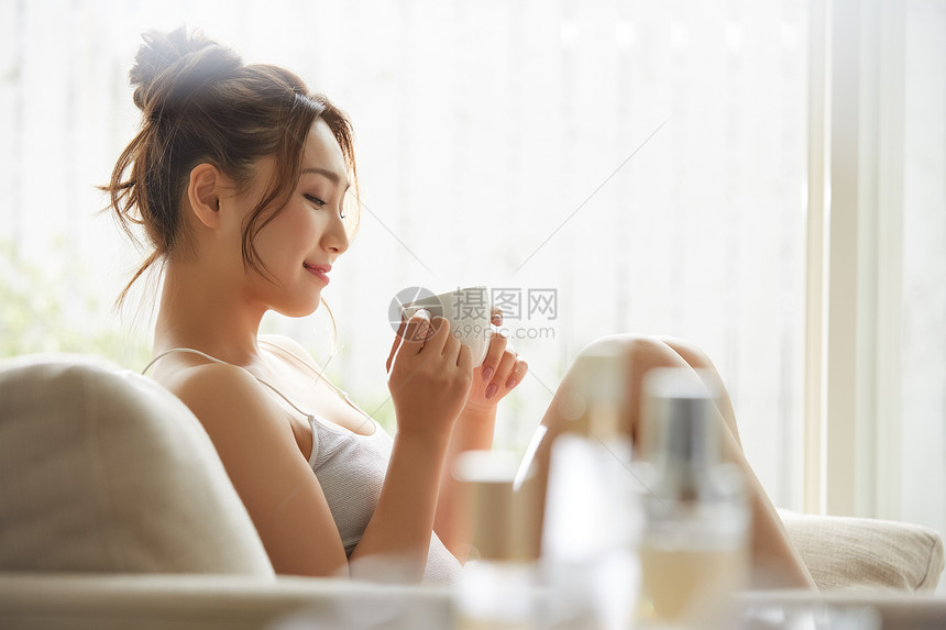 年轻女子居家放松喝咖啡图片