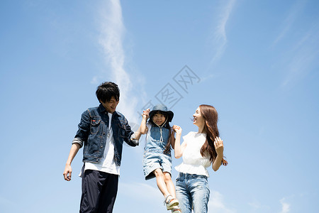 父母身份年轻的女孩天空蓝天和家庭背景图片