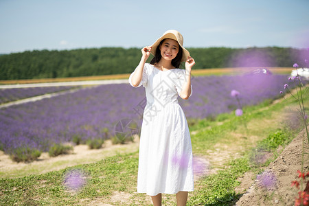 户外花田场景的女人图片