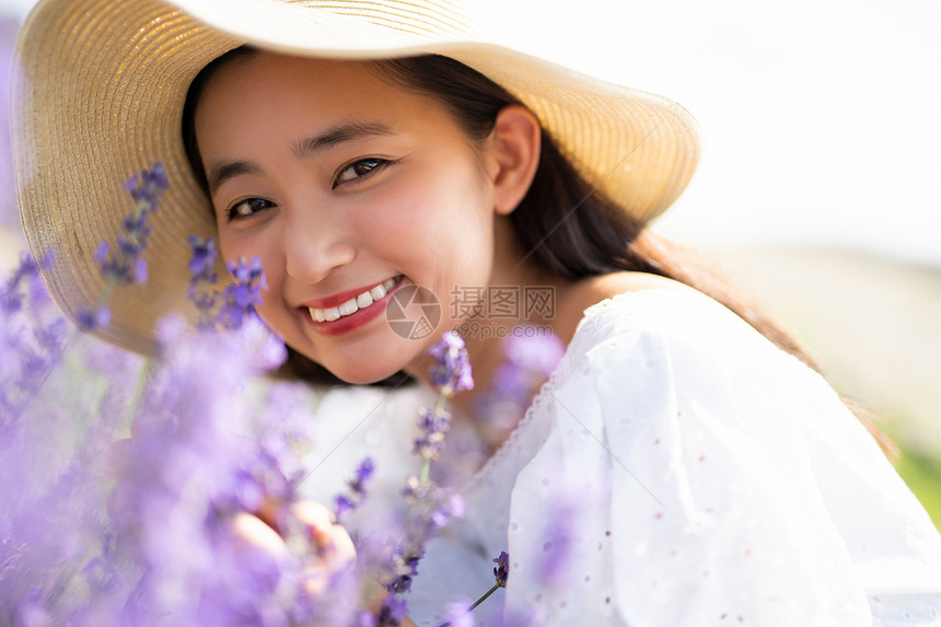 夏天花田的妇女画象图片