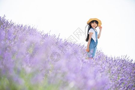 户外微笑花园的女孩图片