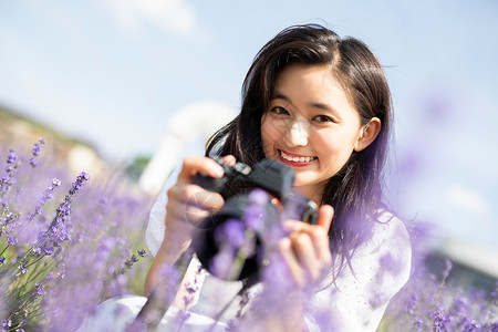 年轻美女花田拍照图片