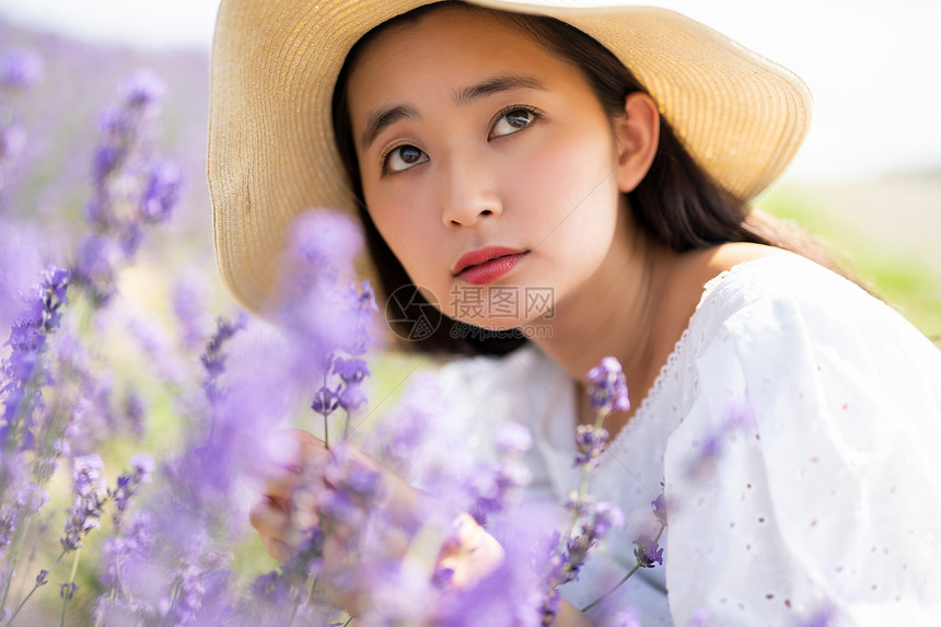 在花田里散步的女人图片